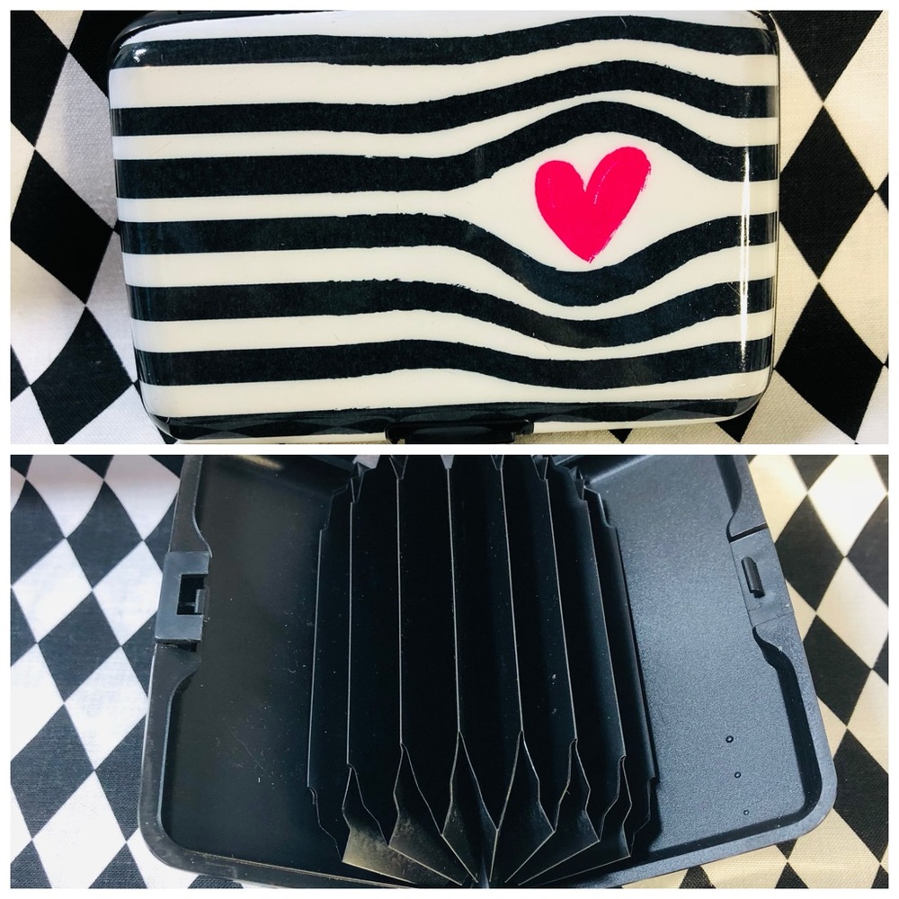 Plastic Card Holder ID Wallet / Gift Card Tin Black + White Stripes Heart